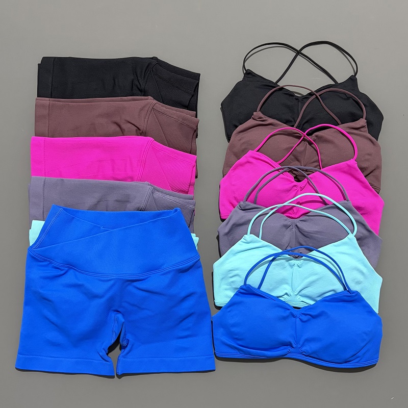 Yoga Fitness Outfit - ชุดออกกำลังกาย 2 ชิ้นสำหรับผู้หญิง เสื้อครอปท็อปโยคะ กางเกงขาสั้นเอวสูงแบบรัดรูปไร้ตะเข็บ ชุดฟิตเนส